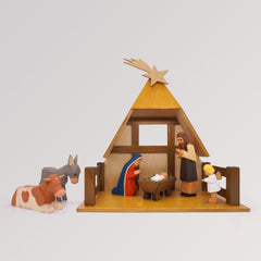 Krippenstall 2-teilig mit Figuren und Dekoration von Lotte Sievers-Hahn