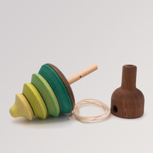 Abziehkreisel Baum von Mader Kreiselmanufaktur, mit Abzieher und Schnur nebeneinander liegend