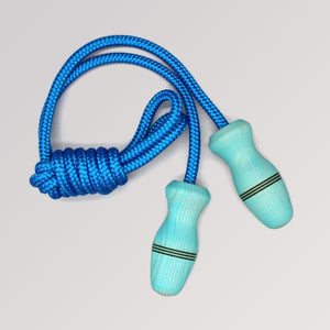 Blaues Hüpfseil mit handgedrehtem Kindergriff von Mader