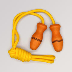Gelbes Hüpfseil mit handgedrehtem Kindergriff von Mader