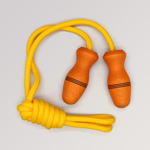 Gelbes Hüpfseil mit handgedrehtem Kindergriff von Mader