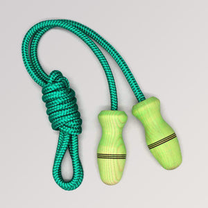 Grünes Hüpfseil mit handgedrehtem Kindergriff von Mader