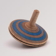 Kreisel Fado mit Metallspitze in der Farbe blau des Herstellers Mader Kreiselmanufaktur