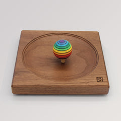 Kreiselbrett 15cm Nuss mit Umdrehkreisel auf Brett von Mader Kreiselmanufaktur