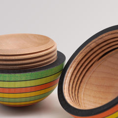 geöffnete Stehaufdose Sommer von Mader Kreiselmanufaktur - mit handgefertigtem Holzgewinde