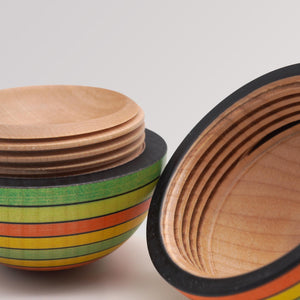 geöffnete Stehaufdose Sommer von Mader Kreiselmanufaktur - mit handgefertigtem Holzgewinde