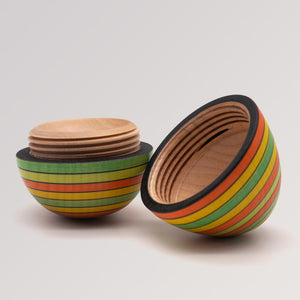 geöffnete Stehaufdose Sommer von Mader Kreiselmanufaktur - mit handgefertigtem Holzgewinde