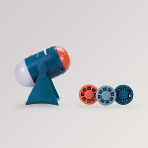 Projektor für junge Entdecker von Moulin Roty in blau, für Kinder ab 4 Jahren