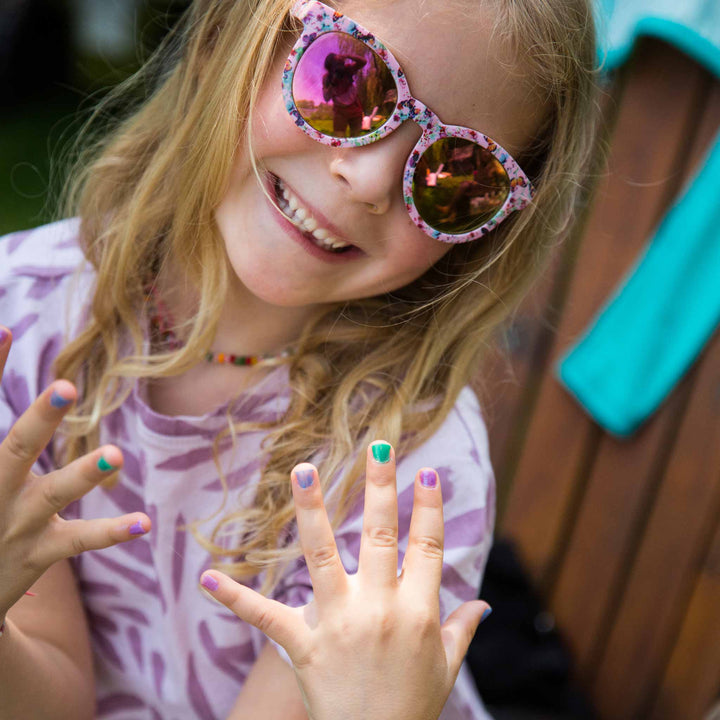 Kindernagellack in Glitzer violett von namaki auf Wasserbasis