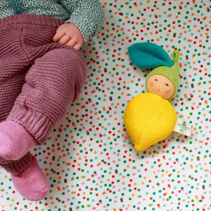Greifling Raasel Zitrone BIO von Nanchen liegt neben Baby