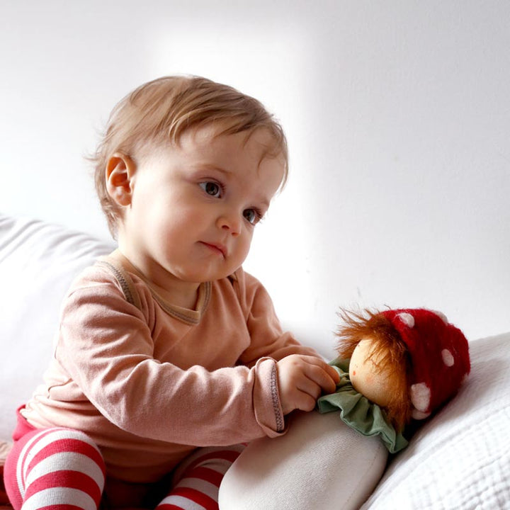 Baby mit Märchenspieluhr Pilzchen von Nanchen Natur