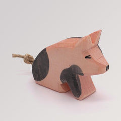 Holztier Ferkel gefleckt sitzend von Ostheimer