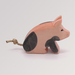 Holztier Ferkel gefleckt sitzend von Ostheimer