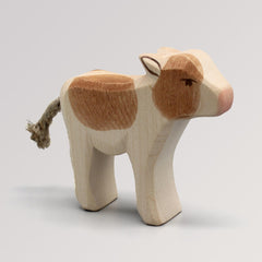 Kalb braun stehend von Ostheimer