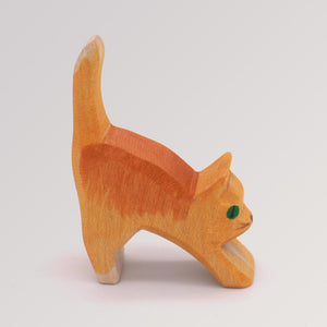 Katze klein, Kopf tief von Ostheimer - Seitenansicht