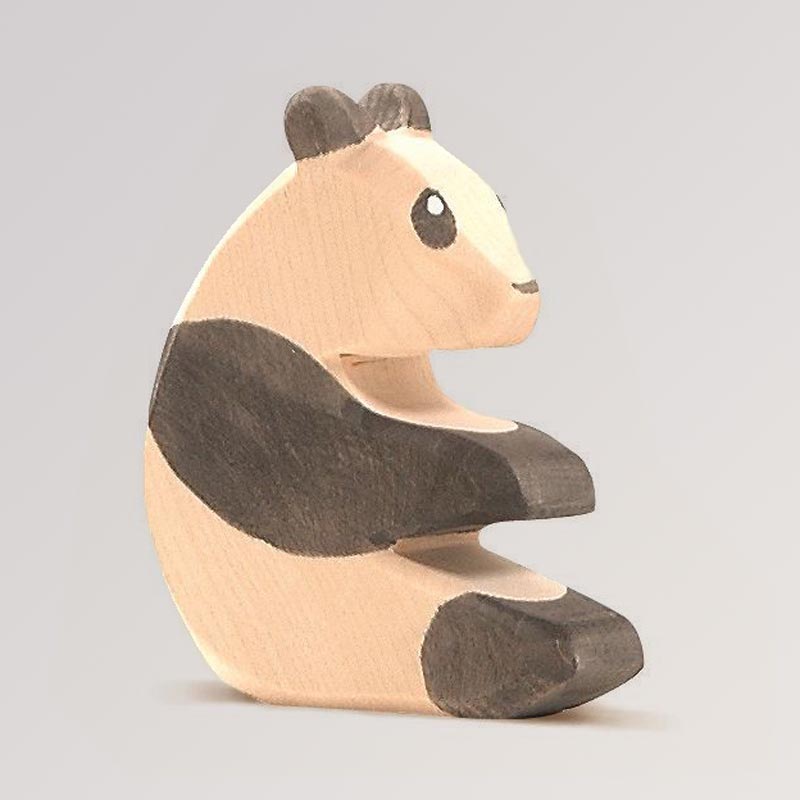 Panda sitzend von Ostheimer