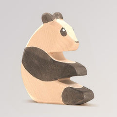 Panda sitzend von Ostheimer