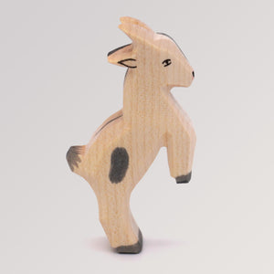 Zicklein springend von Ostheimer - Seitenansicht vorne