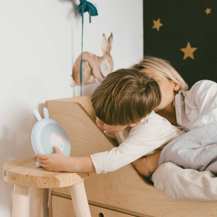 Rabbit & Friends Lichtwecker & Nachtlicht für Kinder in weiß - mit Hasenohren