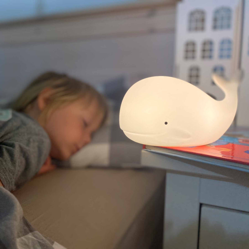 Nachtlicht Wal in weiß von Rabbit & Friends - aus Silikon, mit Fernbedienung