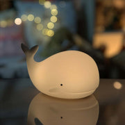 Nachtlicht Wal in weiß von Rabbit & Friends - aus Silikon, mit Fernbedienung