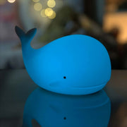 Nachtlicht Wal von Rabbit & Friends - aus Silikon, mit Fernbedienung. Wechselt Farbe zu blau