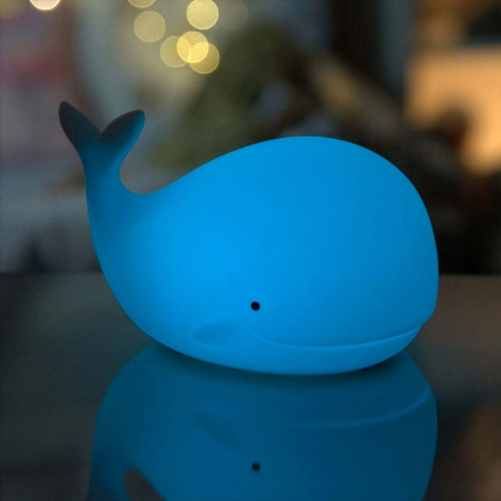 Nachtlicht Wal von Rabbit & Friends - aus Silikon, mit Fernbedienung. Wechselt Farbe zu blau