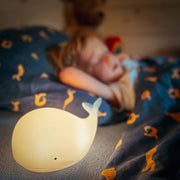 Nachtlicht Wal in weiß von Rabbit & Friends - aus Silikon, mit Fernbedienung