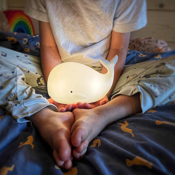 Nachtlicht Wal in weiß von Rabbit & Friends - aus Silikon, mit Fernbedienung