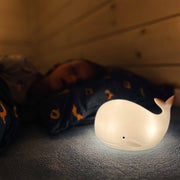 Nachtlicht Wal in weiß von Rabbit & Friends - aus Silikon, mit Fernbedienung
