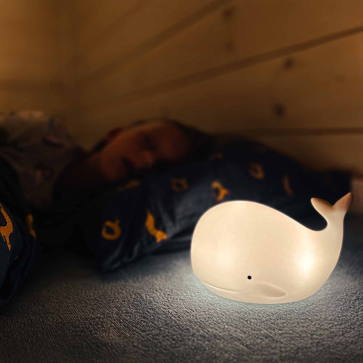 Nachtlicht Wal in weiß von Rabbit & Friends - aus Silikon, mit Fernbedienung
