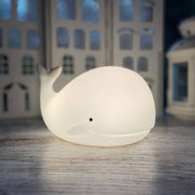 Nachtlicht Wal in weiß von Rabbit & Friends - aus Silikon, mit Fernbedienung
