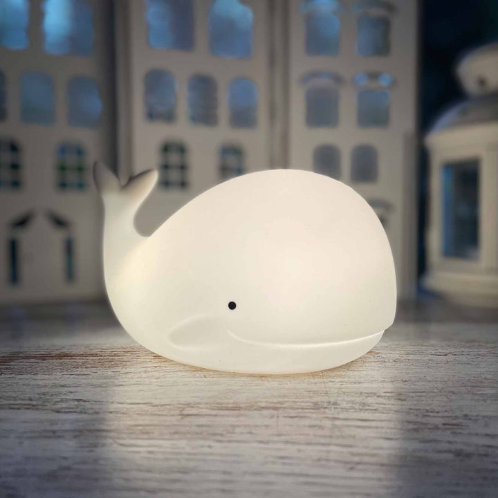 Nachtlicht Wal in weiß von Rabbit & Friends - aus Silikon, mit Fernbedienung