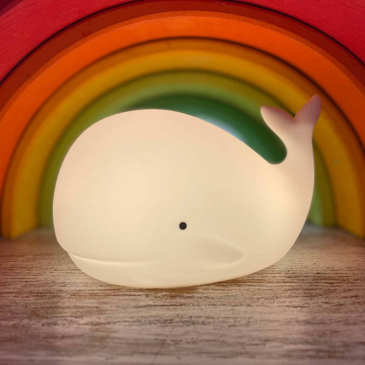 Nachtlicht Wal in weiß von Rabbit & Friends - aus Silikon, mit Fernbedienung