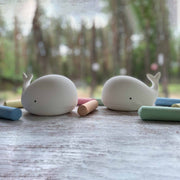 Nachtlicht Wal in weiß von Rabbit & Friends - aus Silikon, mit Fernbedienung