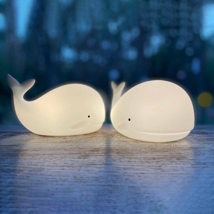 Nachtlicht Wal in weiß von Rabbit & Friends - aus Silikon, mit Fernbedienung
