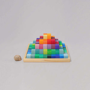 Kleine Stufenpyramide von Grimms