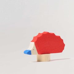 Steckfigur Igel in rot mit blauer Nase von Grimms als Deko für Geburtstagsringe