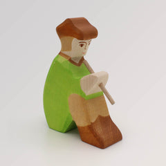 Krippenfigur Hirte sitzend mit Flöte 3 von Holztiger