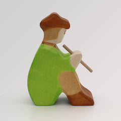 Krippenfigur Hirte sitzend mit Flöte 3 von Holztiger