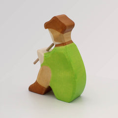 Krippenfigur Hirte sitzend mit Flöte 3 von Holztiger