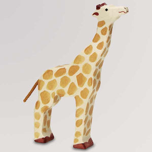 Holzfigur Giraffe, streckt sich von Holztiger