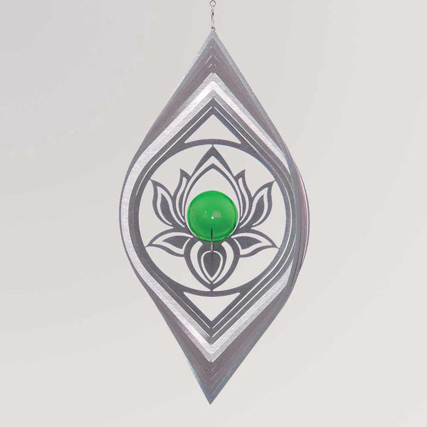 Windspiel aus Edelstahl, Lotus mit grüner Glaskugel von Illumino