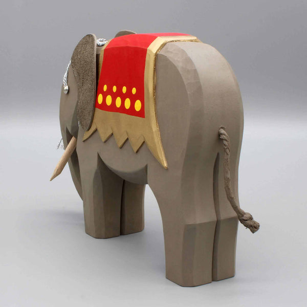 Elefant groß, aufgezäumt von Lotte Sievers-Hahn
