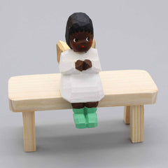 Engel, sitzend, farbig, mit grünen Söckchen von Lotte Sievers-Hahn