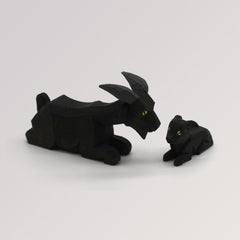 Zicklein, schwarz, liegend von Lotte Sievers-Hahn