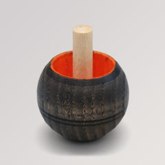 Kreisel Umdrehkreisel grau in Farbe rot aus Holz von Mader Kreiselmanufaktur