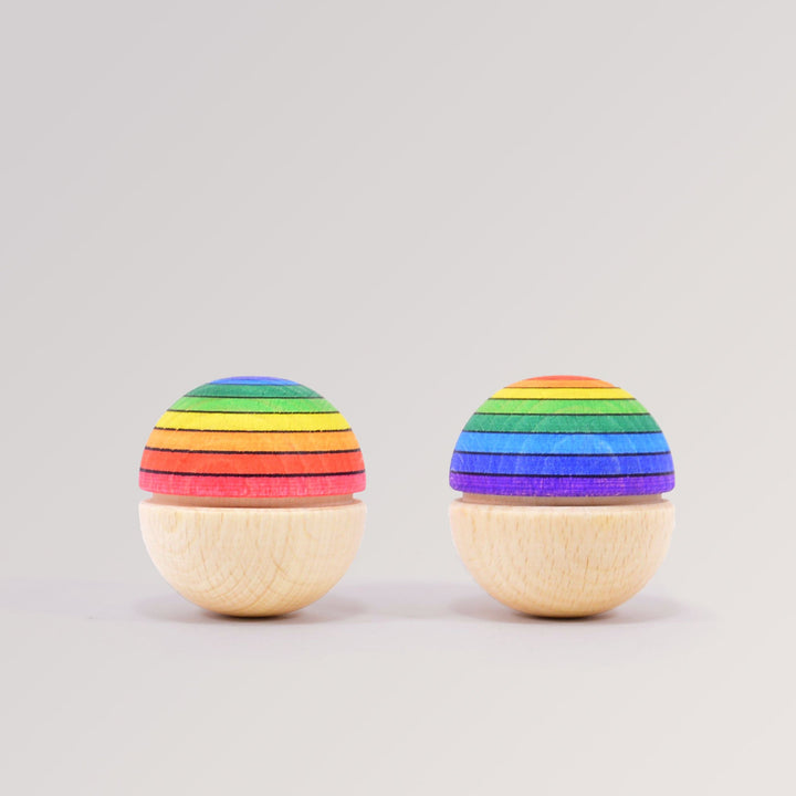 Wackelkugel Regenbogen - Stehaufmännchen mit Rassel von Mader