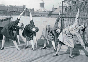 Postkarte - Rooftop Yoga von Modern Times