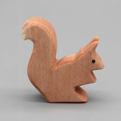 Eichhörnchen sitzend von Ostheimer